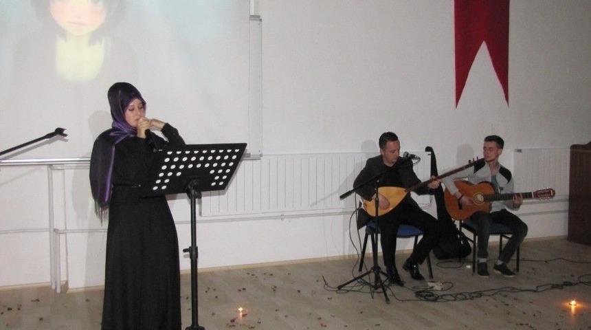 &Uuml;niversite &Ouml;ğrencilerinden T&uuml;rk&uuml; Gecesi Ve Şiir Dinletisi