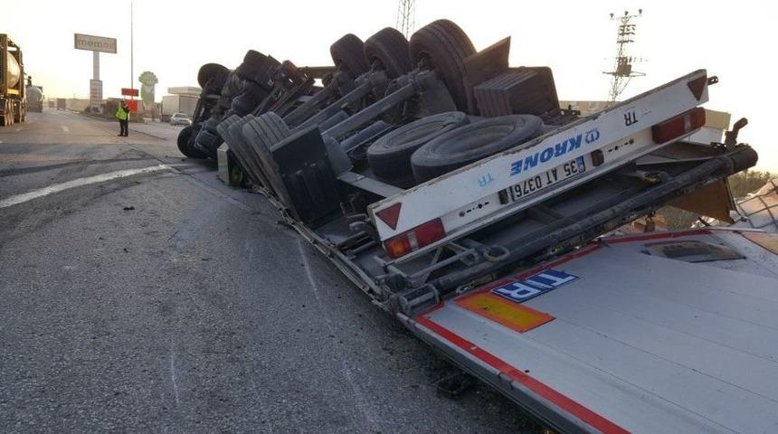 Tır Devrildi, Y&uuml;kler Yola Sa&ccedil;ıldı