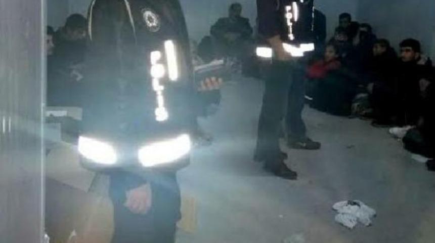 Tır'da İtalya'ya Gitmek Isteyen 78 Ka&ccedil;ak Yakalandı