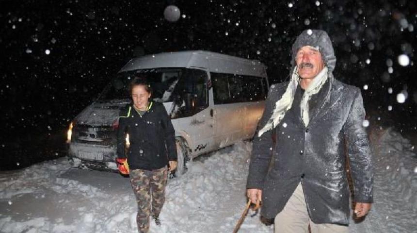 Y&uuml;ksekova'da Tipide Mahsur Kalan 9'u &Ouml;ğrenci 19 Kişi, 3 Saatte Kurtarıldı