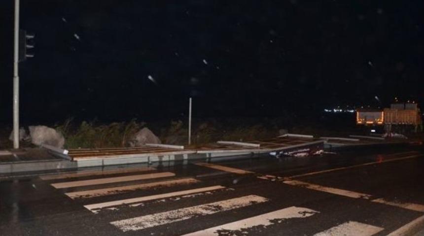 Reklam Tabelaları Fırtınaya Dayanamadı