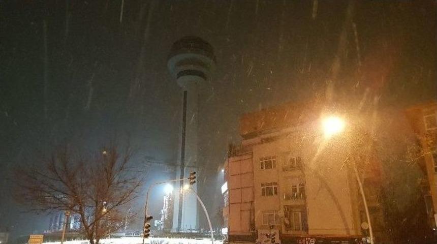 Başkent&rsquo;te Beklenen Kar Yağışı Geldi