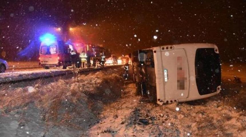 Buzlanan Yolda, Otob&uuml;s Devrildi: 8 Yaralı