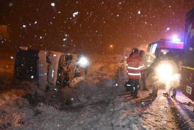 Buzlanan Yolda, Otobüs Devrildi: 8 Yaralı