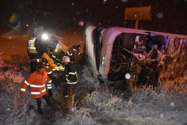 Buzlanan Yolda, Otobüs Devrildi: 8 Yaralı