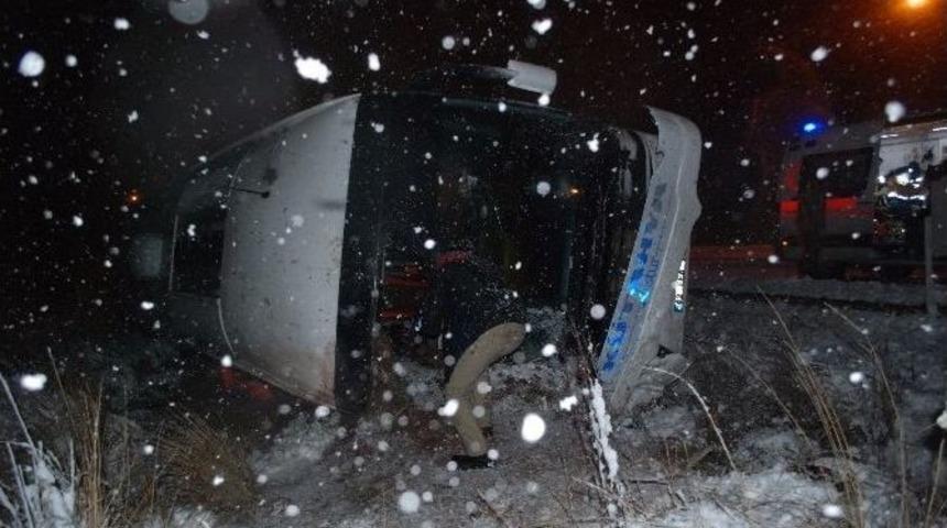 K&uuml;tahya&rsquo;da Yolcu Otob&uuml;s&uuml; Devrildi: 8 Yaralı