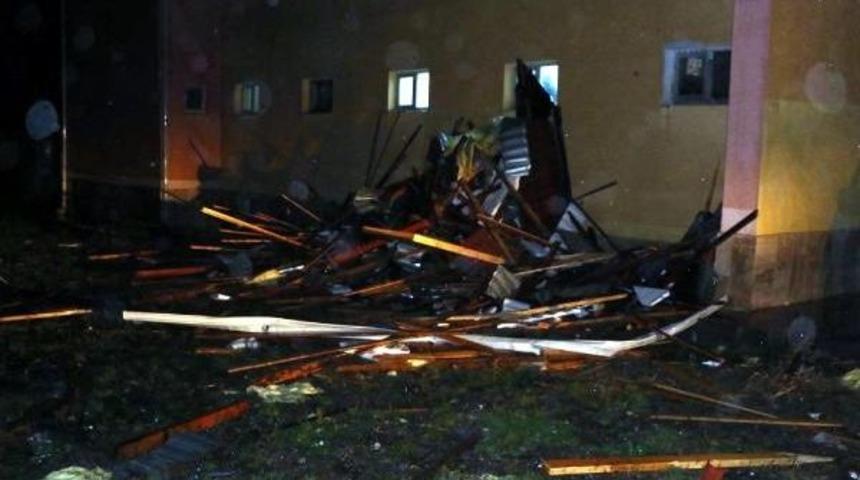 Pansiyonun &Ccedil;atısı U&ccedil;tu, 38 Lise &Ouml;ğrencisi Tahliye Edildi