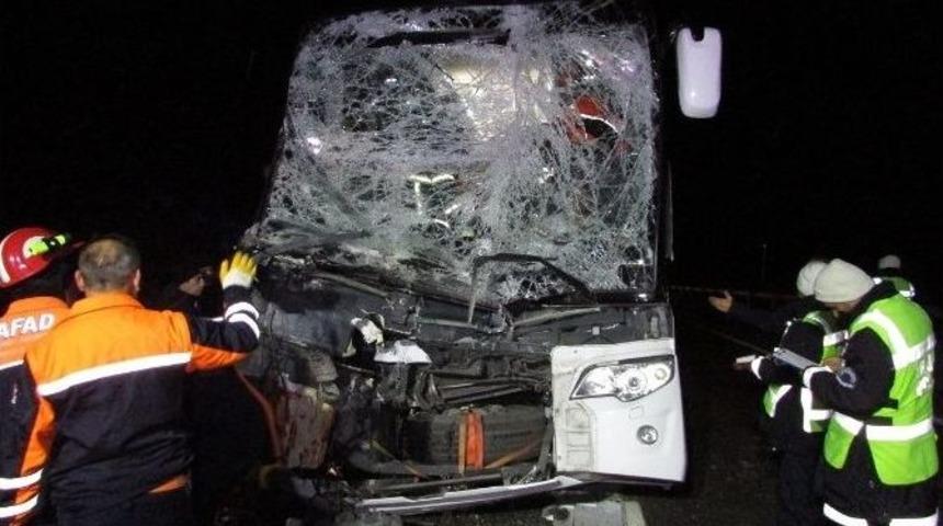 Afyonkarahisar&rsquo;da Otob&uuml;s Kamyona Arakdan &Ccedil;arptı 13 Yaralı