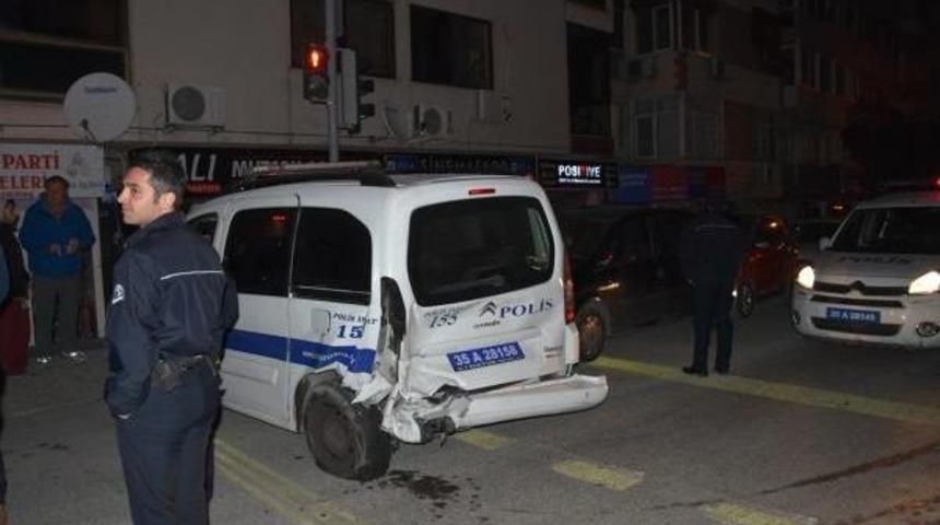 Otomobil, Polis Aracına &Ccedil;arptı: 2'si Polis 5 Yaralı
