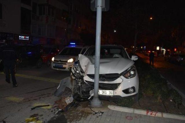 Otomobil, Polis Aracına Çarptı: 2'si Polis 5 Yaralı