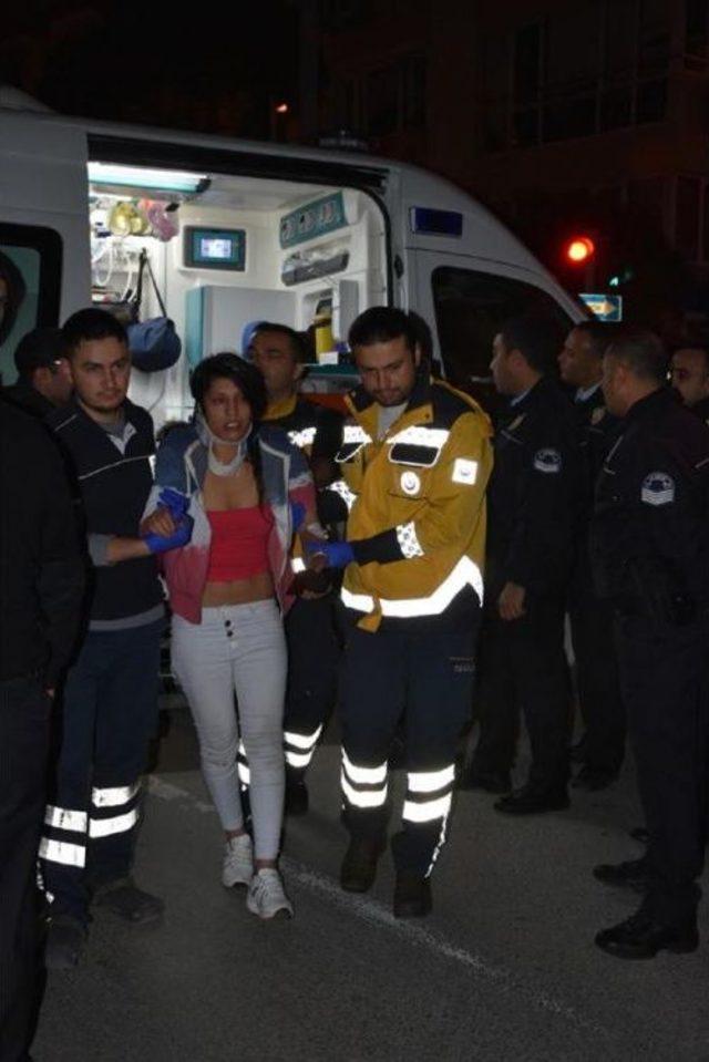 Otomobil, Polis Aracına Çarptı: 2'si Polis 5 Yaralı