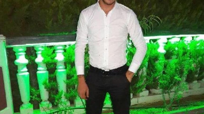 Evinde Fenalaşan Gen&ccedil; &Ouml;ld&uuml;