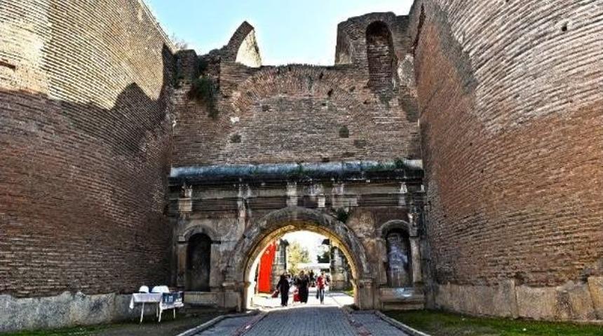 İznik&rsquo;Te 2000 Yıllık İstanbul Kapı'nın Restorasyonu Başladı