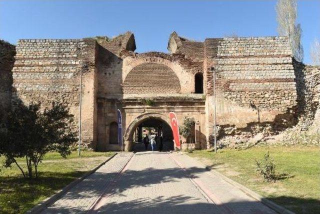 İznik’Te 2000 Yıllık İstanbul Kapı'nın Restorasyonu Başladı