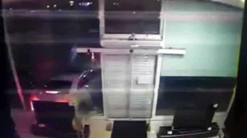 (özel Haber) Mağazanın Camını Lüks Araçla Kıran Hırsızlar Kamerada