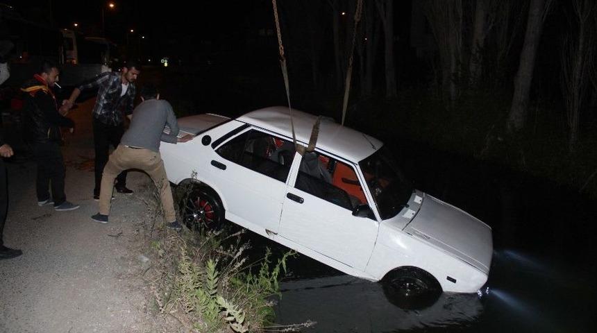 Otomobil Su Kanalına U&ccedil;tu