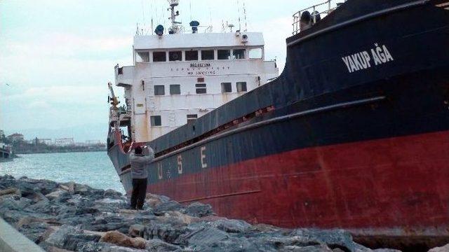 Kartal’da Karaya Oturan Gemiler Kurtarılmayı Bekliyor