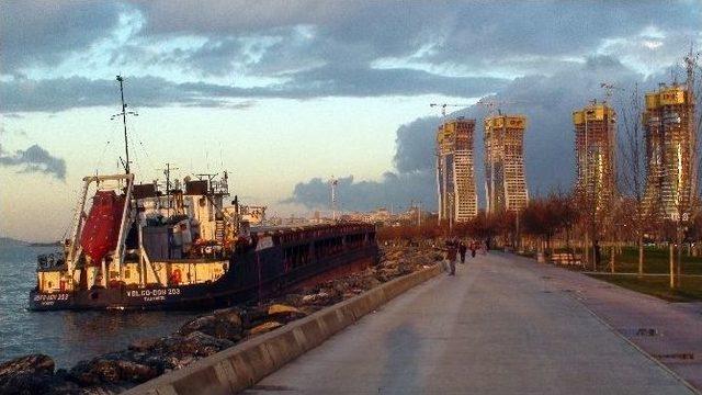 Kartal’da Karaya Oturan Gemiler Kurtarılmayı Bekliyor