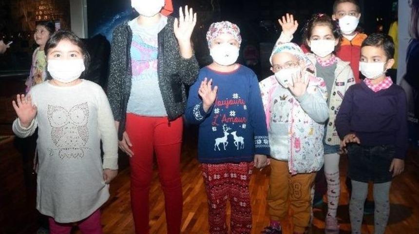Kemik İliği Tedavisi G&ouml;ren Ve İyileşen &Ccedil;ocuklar Sinemada Buluştular