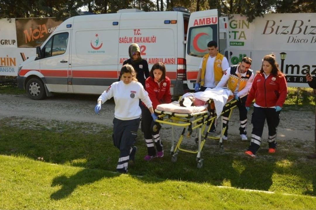 Havale Ge&ccedil;iren Kız &Ccedil;ocuğu İ&ccedil;in Ambulans Helikopter Futbol Sahasına İndi