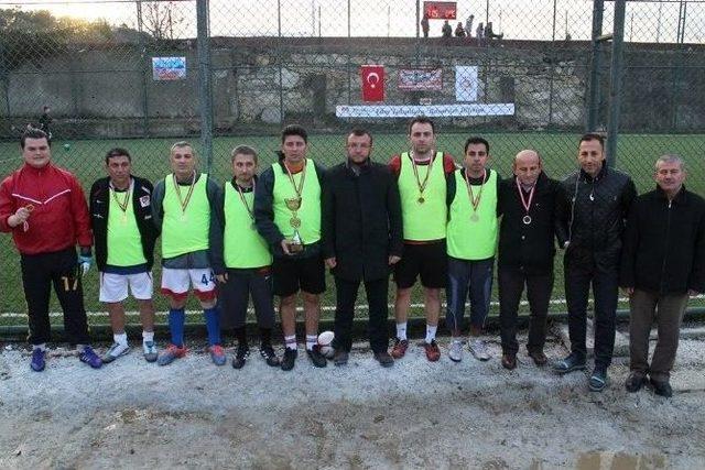 Umurbey&rsquo;de Demokrasi Kupası Turnuvası D&uuml;zenlendi 1