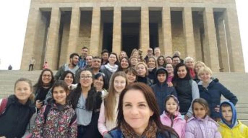 Manavgat&rsquo;ta Yaşayan Yabancı Uyruklu Vatandaşlar Atat&uuml;rk&rsquo;&uuml;n Huzuruna &Ccedil;ıktı