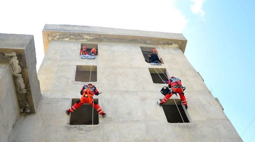 İtfaiye Ekiplerinden Arama Kurtarma Tatbikatı