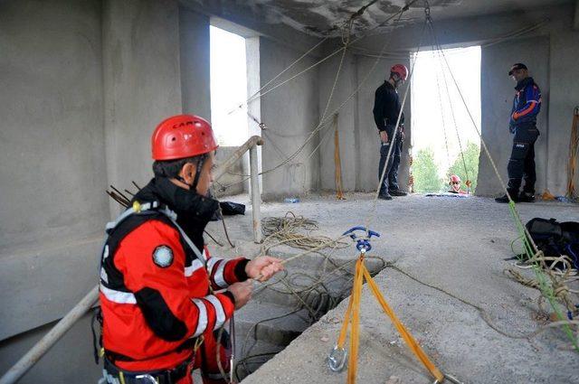 İtfaiye Ekiplerinden Arama Kurtarma Tatbikatı