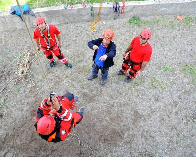 İtfaiye Ekiplerinden Arama Kurtarma Tatbikatı