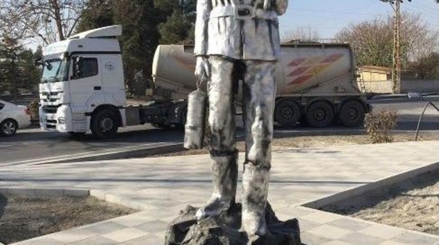 B&uuml;y&uuml;kşehir&rsquo;den &Ccedil;ayırhan&rsquo;a Madenci Heykeli