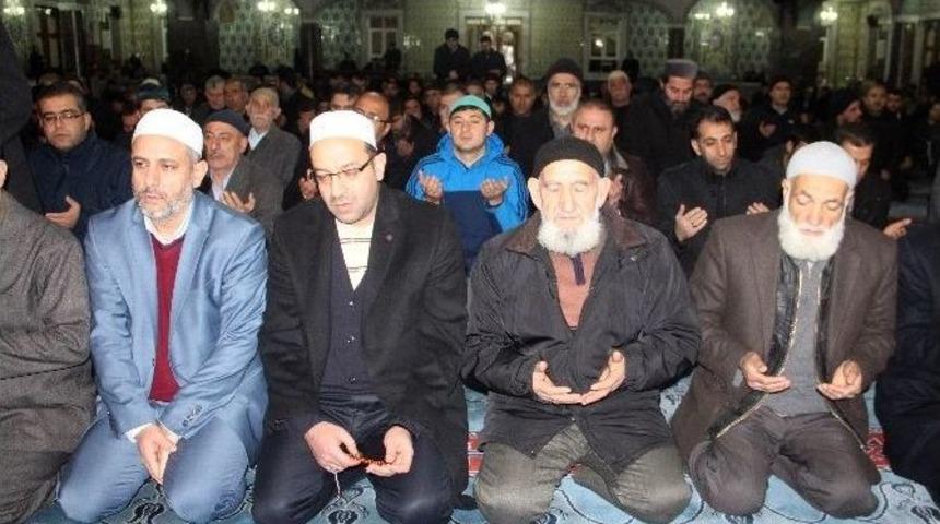 Sabah Namazında Halep İ&ccedil;in Dua Edildi