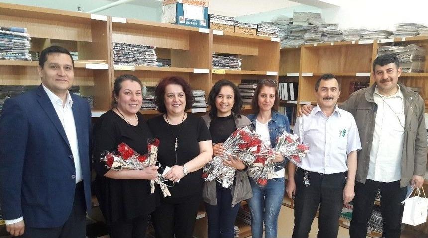 K&uuml;t&uuml;phane Haftası&rsquo;nı Karanfil Dağıtarak Kutladılar