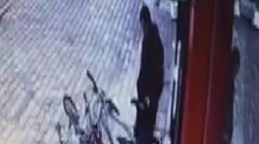 Bisiklet Hırsızı G&uuml;venlik Kamerasında