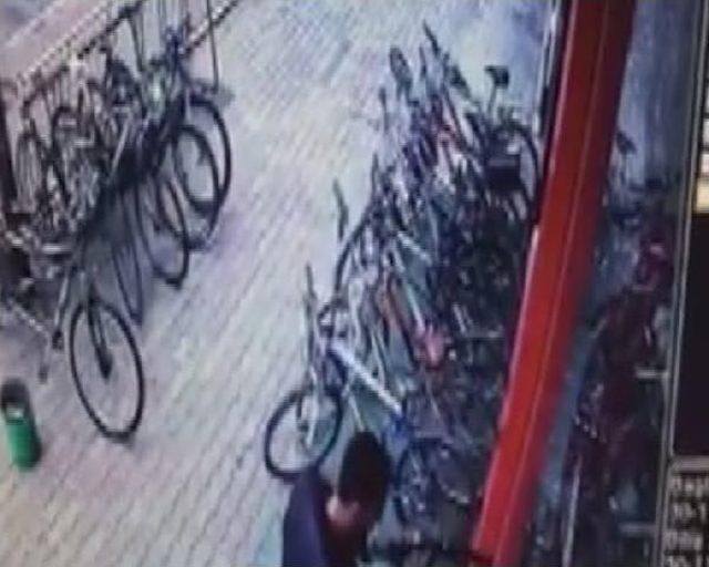 Bisiklet Hırsızı Güvenlik Kamerasında