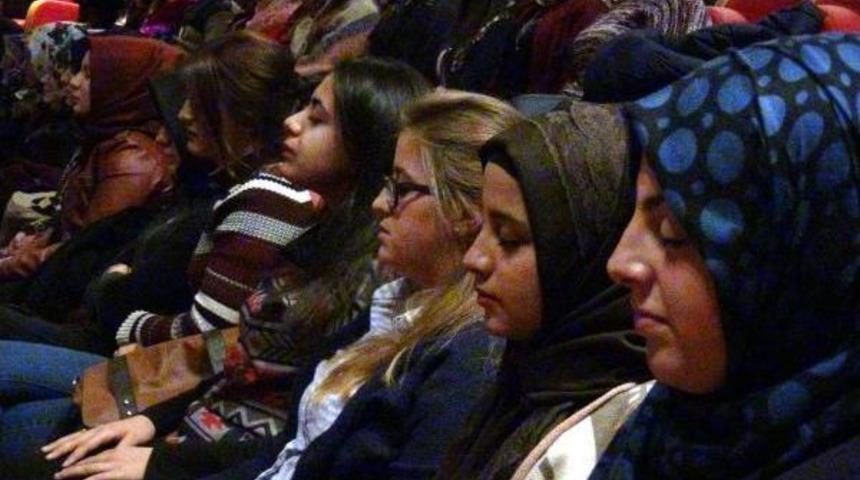 &Uuml;niversitelilere Hipnoz Seansı