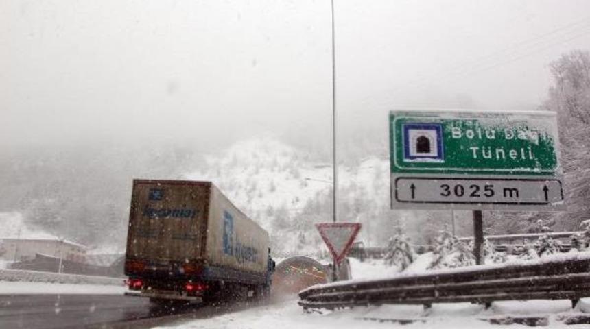 Kar, Bolu Dağı'nda Ulaşımı Zorlaştırdı