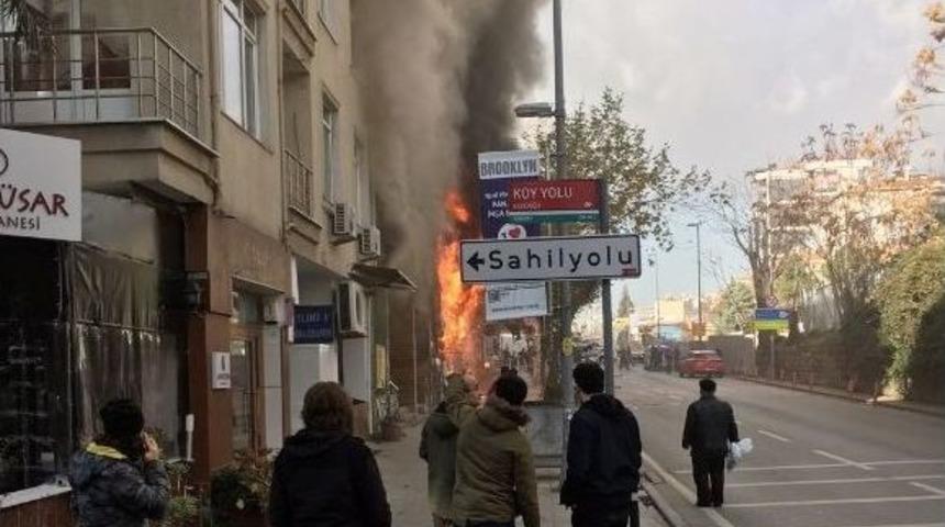 Kadık&ouml;y&rsquo;de T&uuml;rk&uuml; Bar&rsquo;da Yangın Paniği