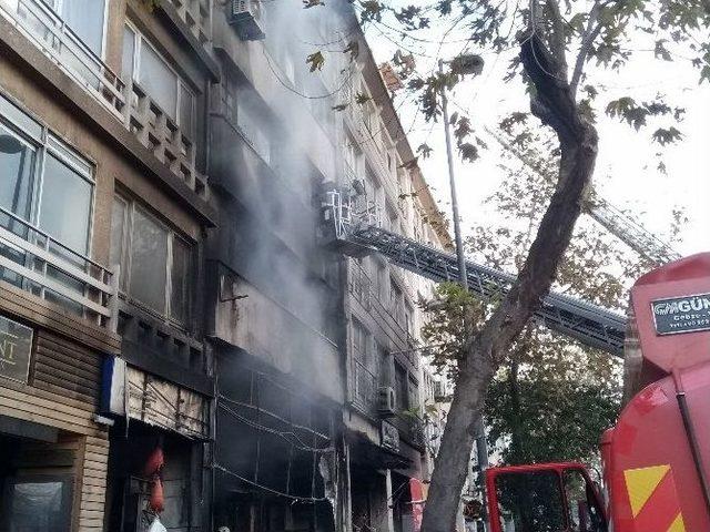 Kadık&ouml;y&rsquo;de T&uuml;rk&uuml; Bar&rsquo;da Yangın Paniği 1