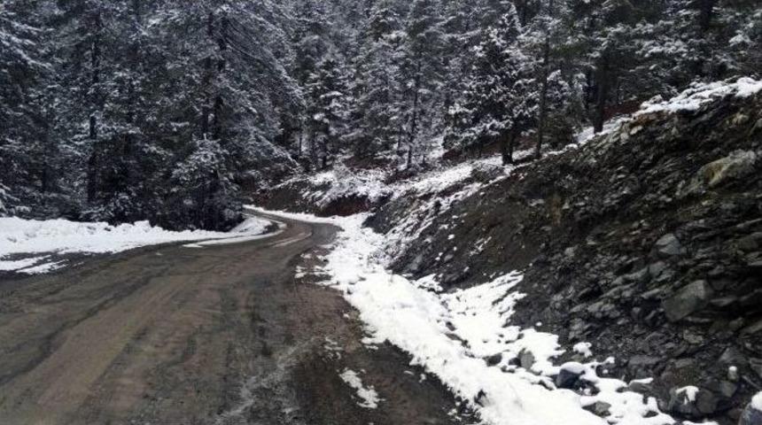 Adana B&uuml;y&uuml;kşehir Belediyesi, Aladağ&rsquo;da Cenaze Ara&ccedil;larının &Ccedil;amura Batmasına A&ccedil;ıklık Getirdi
