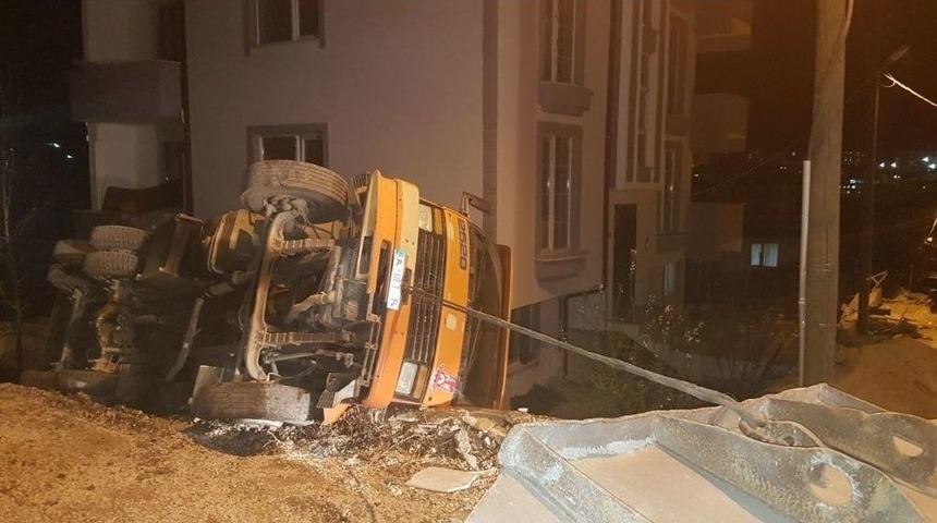 Yan Yatan Kamyonun S&uuml;r&uuml;c&uuml;s&uuml; Yaralandı