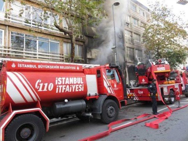 Bagdat Caddesi'nde Türkü Bar Alev Alev Yandı (1)