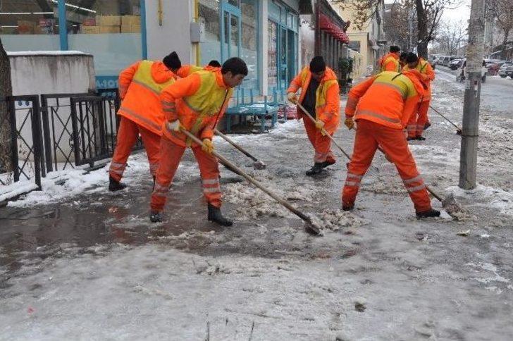 Kars Belediyesi Kaldırım Ve Caddelerin Buz Ve Karını Temizliyor
