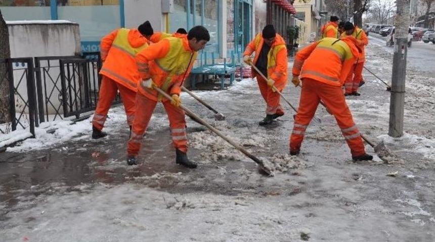 Kars Belediyesi Kaldırım Ve Caddelerin Buz Ve Karını Temizliyor