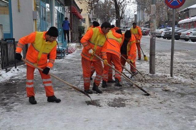 Kars Belediyesi Kaldırım Ve Caddelerin Buz Ve Karını Temizliyor