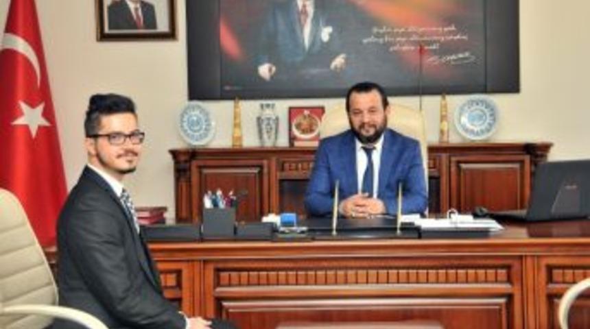 Km&uuml; Rekt&ouml;r&uuml; Akg&uuml;l, Başarılı &Ouml;ğrenciyi Makamında Kabul Etti