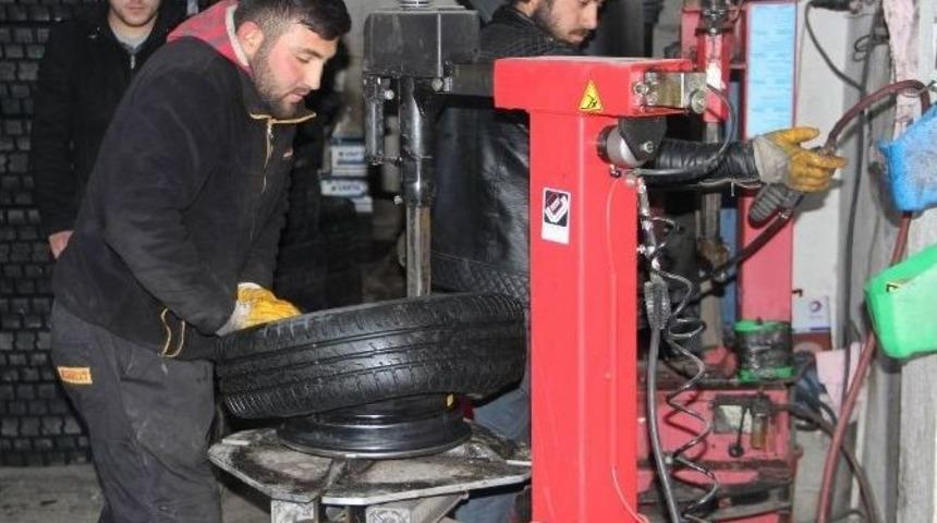 (&ouml;zel Haber) Nevşehir&rsquo;de Lastik&ccedil;ilerde Kış Yoğunluğu Yaşanıyor