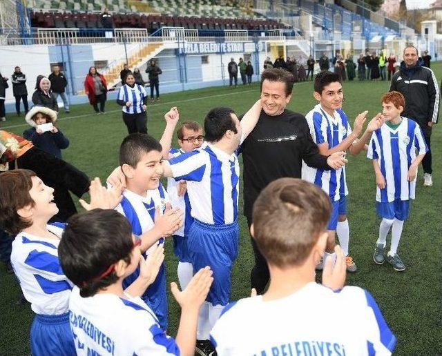 Tuzla&rsquo;nın &rsquo;&ouml;zel &Ccedil;ocuklar&rsquo;ına Sahalarda Da Engel Yok 1