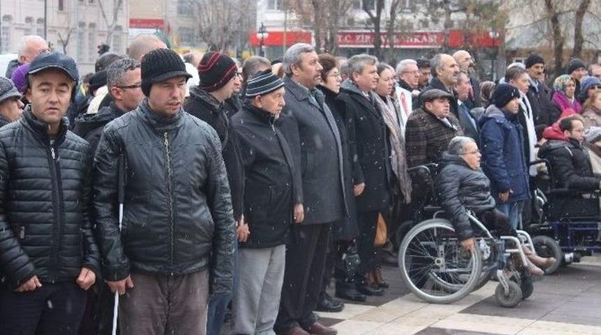 Engelliler G&uuml;n&uuml;&rsquo;nde Atat&uuml;rk Anıtına &Ccedil;elenk