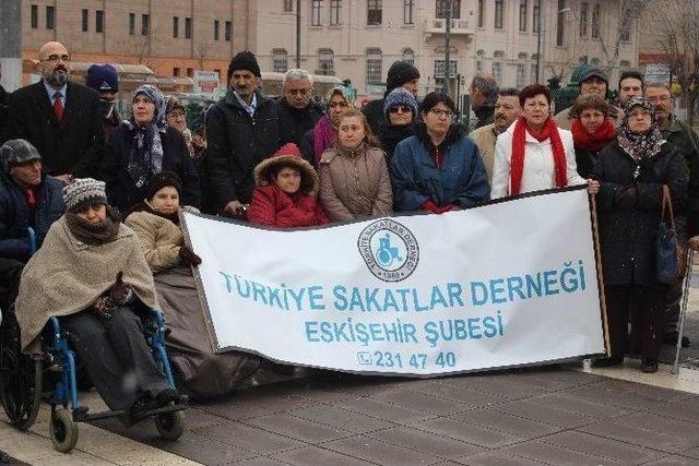 Engelliler Günü’nde Atatürk Anıtına Çelenk