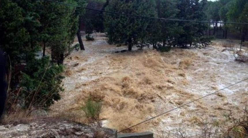 &Ccedil;anakkale'de Şehitlik Yolu Onarım Nedeniyle Trafiğe Kapandı
